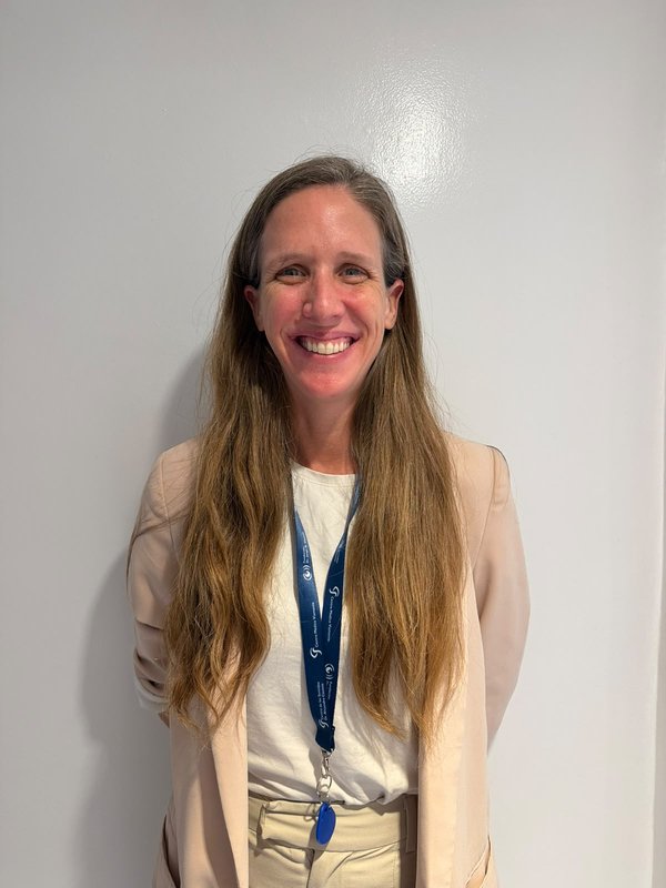 DRA. HENSCHIEN MARCELA